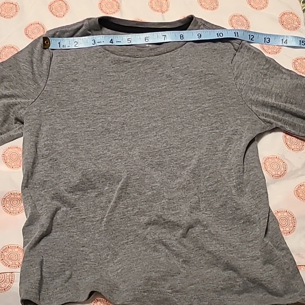 Old Navy Boys Gray Size 5 Versitile long sleeve t-shirt EUC